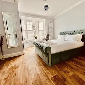  Apartment Ingleside Mews